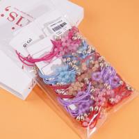 2 من أربطة الشعر المصنوعة من خيوط تحتوي على أربع لآلئ في كل منها.