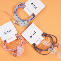 2 élastiques à cheveux avec des fleurs en cristal à l'extrémité.