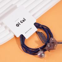 2 élastiques à cheveux avec des fleurs en cristal à l'extrémité.