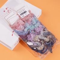 2 élastiques à cheveux avec des fleurs en cristal à l'extrémité.