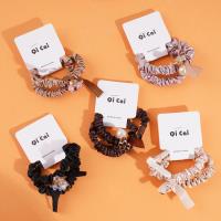 2 élastiques avec des fleurs en tissu à l'extrémité des cordons