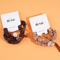 2 élastiques avec des fleurs en tissu à l'extrémité des cordons