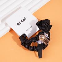 2 élastiques avec des fleurs en tissu à l'extrémité des cordons