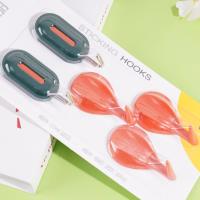 348 cinq crochets adhésifs colorés.