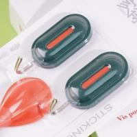 348 cinq crochets adhésifs colorés.