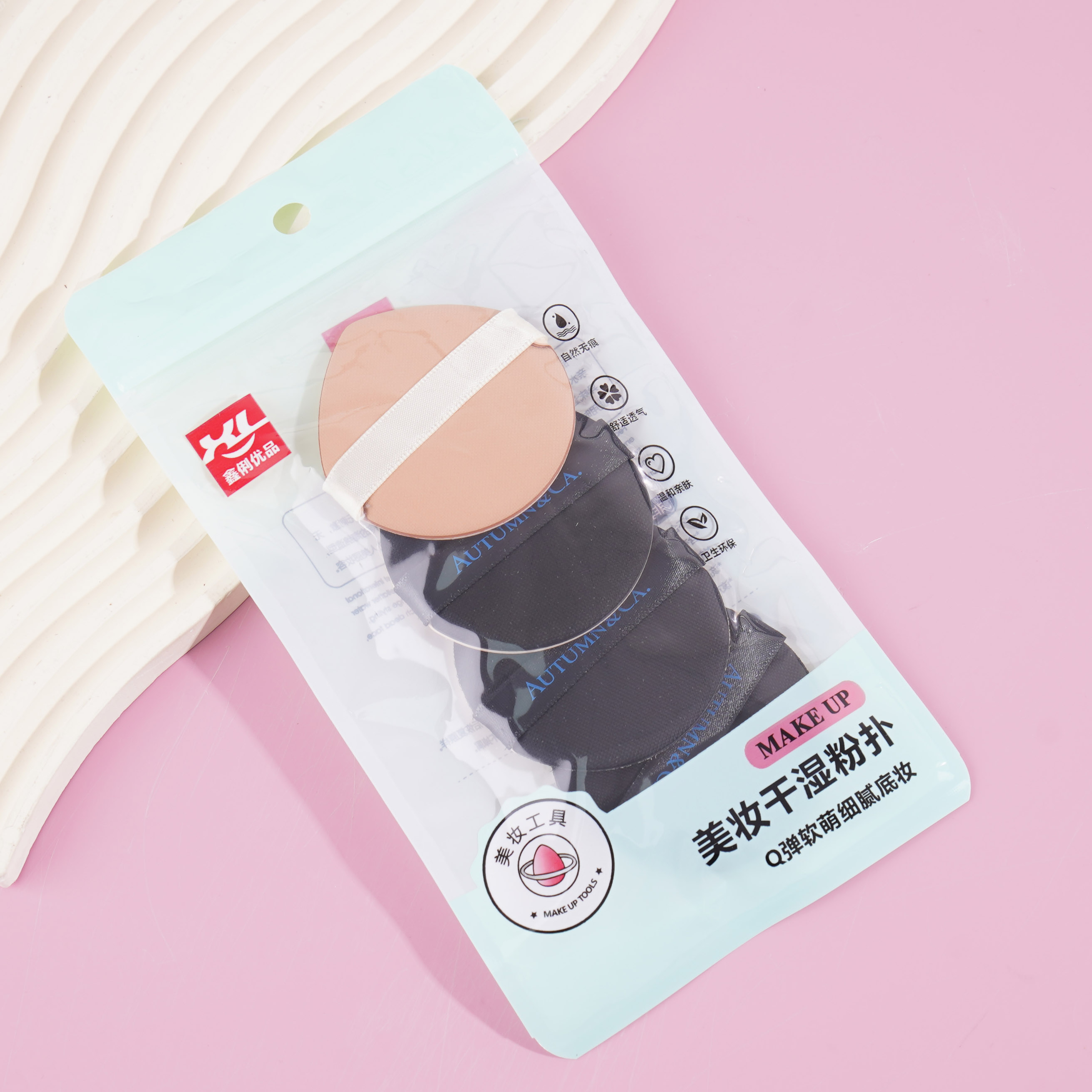 يحتوي YP809 على أربعة إسفنجات مضغوطة للبودرة.