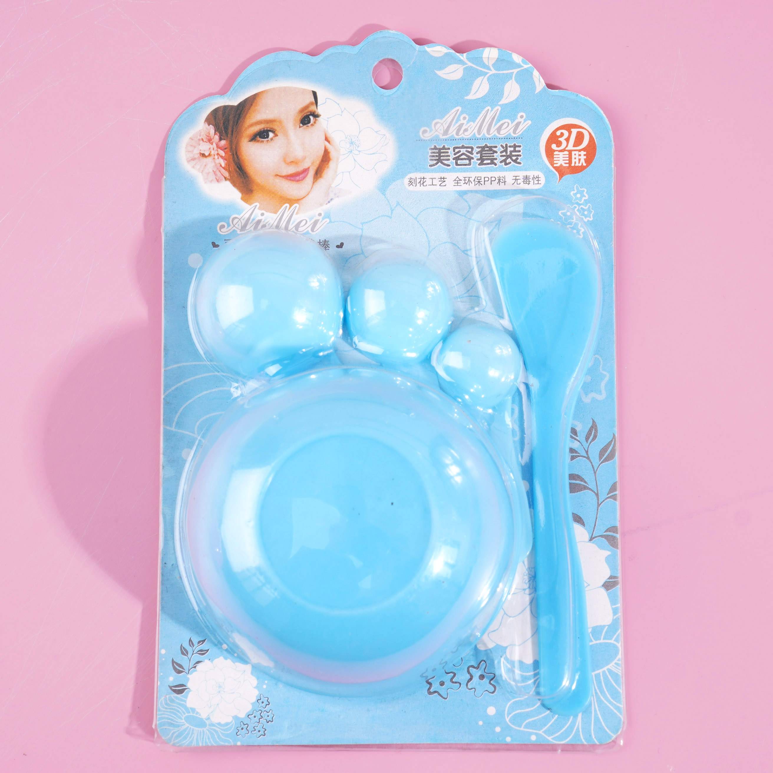 مجموعة من 5 أقنعة وموائد لوضع الأقنعة.