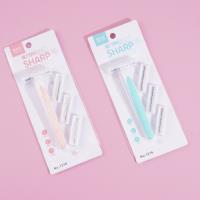 مقص الشعر بمقبض من البلاستيك.