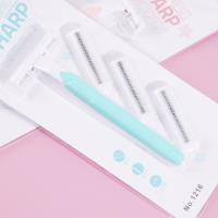 مقص الشعر بمقبض من البلاستيك.