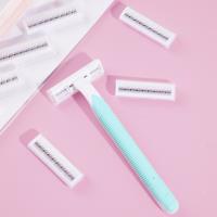 مقص الشعر بمقبض من البلاستيك.