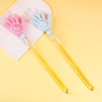 Une bâton pour lancer de l'eau avec des bulles et des cloches que l'on fait sonner en les agitant dans les airs