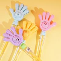 Une bâton pour lancer de l'eau avec des bulles et des cloches que l'on fait sonner en les agitant dans les airs