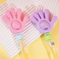 Une bâton pour lancer de l'eau avec des bulles et des cloches que l'on fait sonner en les agitant dans les airs