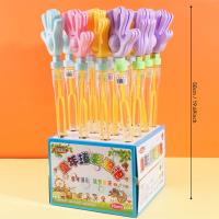 Une bâton pour lancer de l'eau avec des bulles et des cloches que l'on fait sonner en les agitant dans les airs