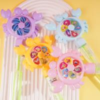 ماء الفقاعات على شكل عجلة دوارة من السلطعون، وعصا للرش.