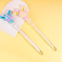 Un bâton pour lancer de l'eau dans des bulles en forme de crabe extensibles.