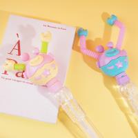 Un bâton pour lancer de l'eau dans des bulles en forme de crabe extensibles.