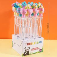 Un bâton pour lancer de l'eau dans des bulles en forme de crabe extensibles.