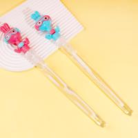 Le lapin aux lunettes agite la cloche, souffle de l'eau à bulles et lance le bâton.