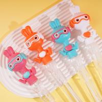 Le lapin aux lunettes agite la cloche, souffle de l'eau à bulles et lance le bâton.