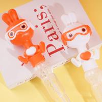 Le lapin aux lunettes agite la cloche, souffle de l'eau à bulles et lance le bâton.