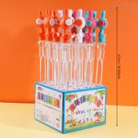 Le lapin aux lunettes agite la cloche, souffle de l'eau à bulles et lance le bâton.