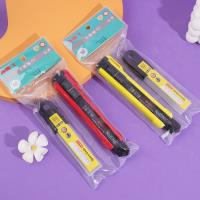 Couper des tranches avec un couteau en papier.