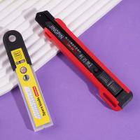 Couper des tranches avec un couteau en papier.