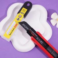 Couper des tranches avec un couteau en papier.