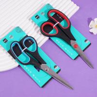 مقص في البطاقة الشنقية.