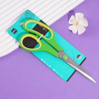 مقص في البطاقة الشنقية.