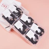 2 élastiques pour cheveux emballés dans une boîte carrée.