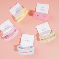 2 cordes élastiques avec des embouts en forme de cercle pour serviettes à rayures colorées.