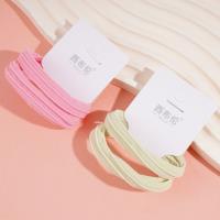 2 cordes élastiques avec des embouts en forme de cercle pour serviettes à rayures colorées.