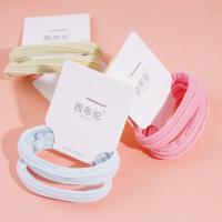 2 cordes élastiques avec des embouts en forme de cercle pour serviettes à rayures colorées.