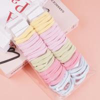 2 cordes élastiques avec des embouts en forme de cercle pour serviettes à rayures colorées.