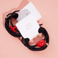 3 élastiques pour cheveux avec des pendants en forme de cœur rouge.