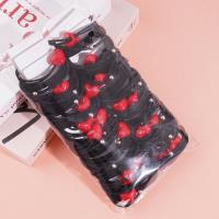 3 élastiques pour cheveux avec des pendants en forme de cœur rouge.