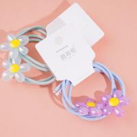 2 élastiques pour cheveux avec des motifs de fleurs colorées.