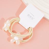 2 élastiques pour cheveux avec des motifs de fleurs colorées.