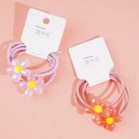 2 élastiques pour cheveux avec des motifs de fleurs colorées.