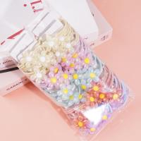 2 élastiques pour cheveux avec des motifs de fleurs colorées.