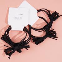 2 cordes à nouer noires avec des embouts en cuir et des élastiques.