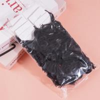 2 cordes à nouer noires avec des embouts en cuir et des élastiques.