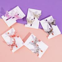 مشبك شعر في شكل فراشة ذات لآلئ.