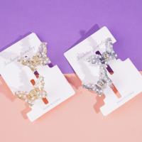 مشبك شعر في شكل فراشة ذات لآلئ.