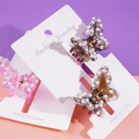 مشبك شعر في شكل فراشة ذات لآلئ.