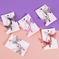 مشبك شعر على شكل فراشة ذات أحجار كريمة.