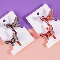 مشبك شعر على شكل فراشة ذات أحجار كريمة.