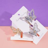 مشبك شعر على شكل فراشة ذات أحجار كريمة.